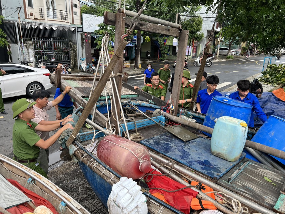 C&ocirc;ng an v&agrave; thanh ni&ecirc;n phường Thanh Kh&ecirc; Đ&ocirc;ng (quận Thanh Kh&ecirc;, Đ&agrave; Nẵng) gi&uacute;p d&acirc;n đưa thuyền l&ecirc;n bờ tr&uacute; tr&aacute;nh b&atilde;o.