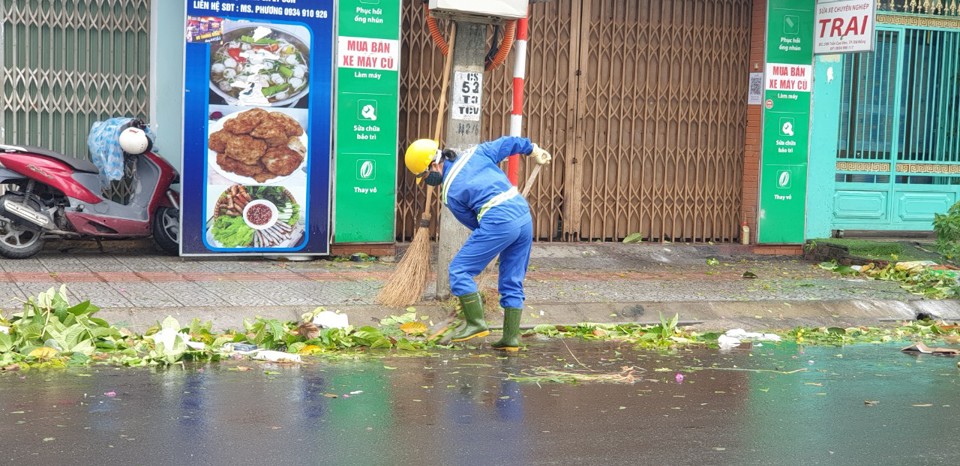 Nh&acirc;n vi&ecirc;n m&ocirc;i trường Đ&agrave; Nẵng dọn r&aacute;c sau b&atilde;o.