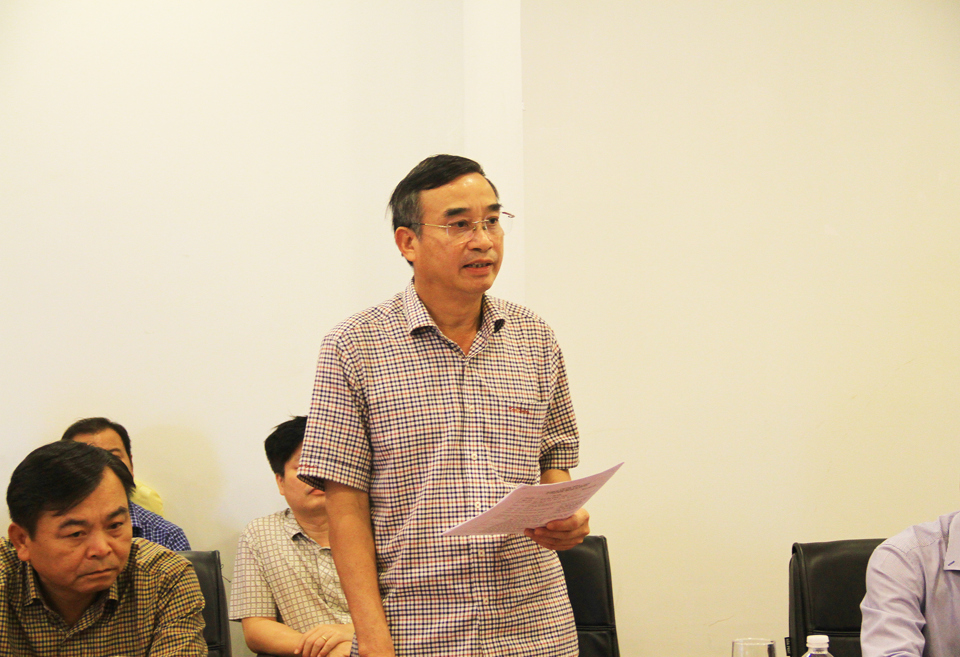 Chủ tịch UBND TP Đ&agrave; Nẵng L&ecirc; Trung Chinh b&aacute;o c&aacute;o tại cuộc họp.