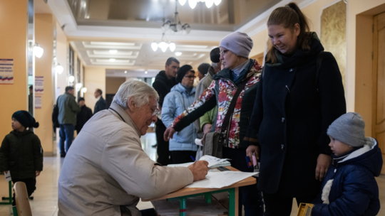 Cư d&acirc;n ở Severodonetsk&nbsp; đi bỏ phiếu về cuộc trưng cầu d&acirc;n &yacute; s&aacute;p nhập v&agrave;o Nga. Ảnh: Sputnik