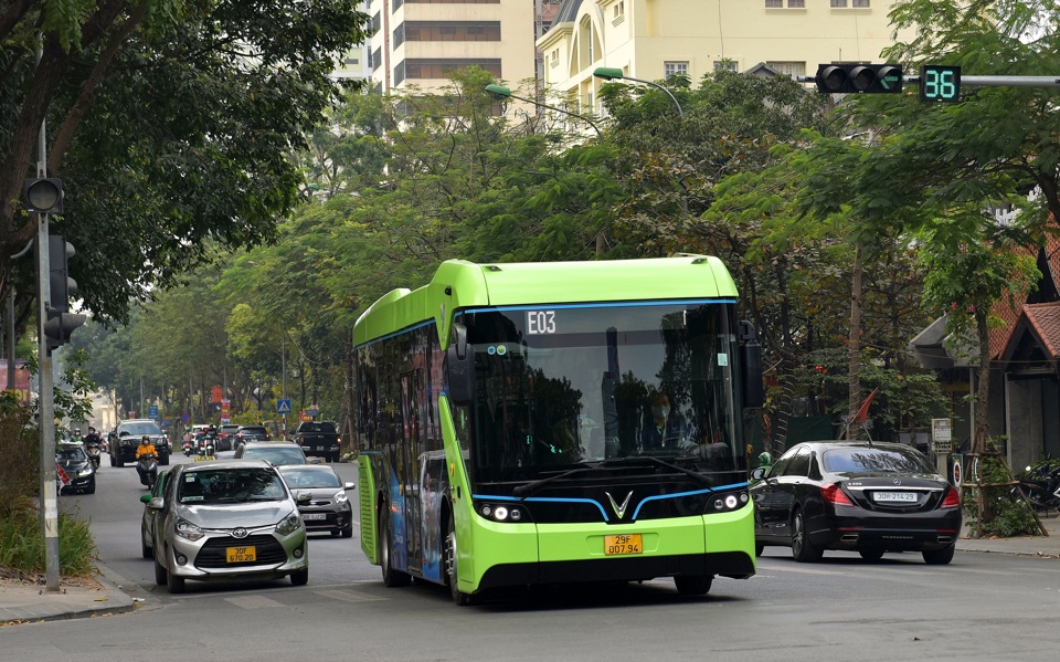 Xe bus điện hoạt động tr&ecirc;n đường Huỳnh Th&uacute;c Kh&aacute;ng, H&agrave; Nội. Ảnh C&ocirc;ng H&ugrave;ng