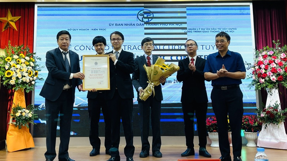 Ph&oacute; Chủ tịch UBND TP Dương Đức Tuấn trao Giấy chứng nhận cho t&aacute;c giả đoạt giải Nhất.