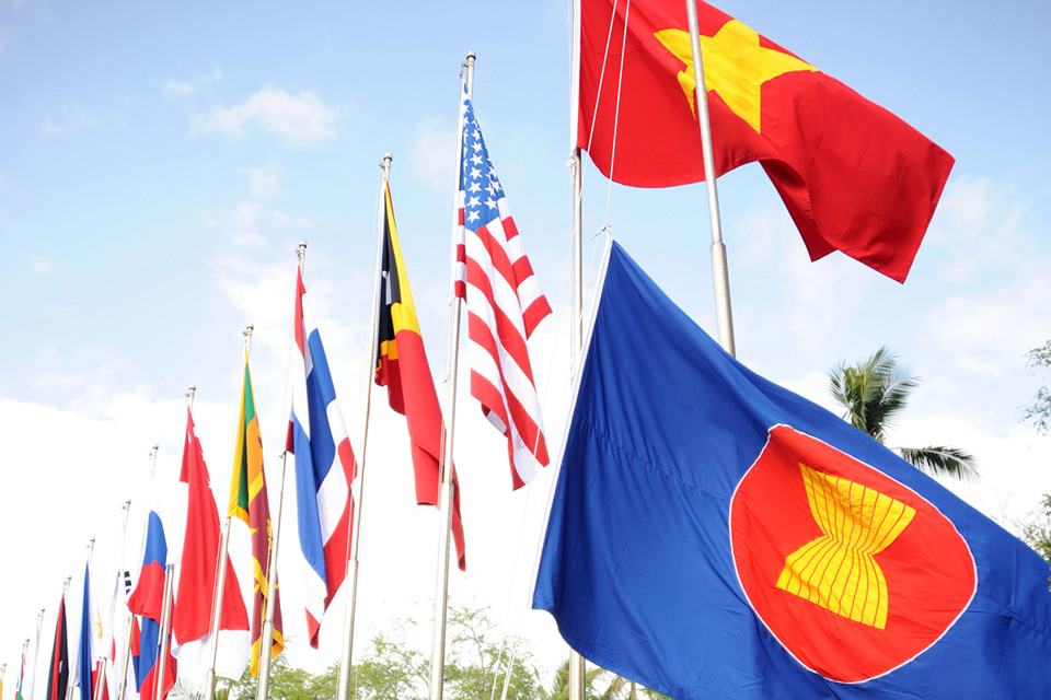 Cờ ASEAN v&agrave; c&aacute;c nước th&agrave;nh vi&ecirc;n, thể hiện sự gắn b&oacute;, đo&agrave;n kết giữa c&aacute;c quốc gia trong khu vực. Ảnh: AFP/TTXVN