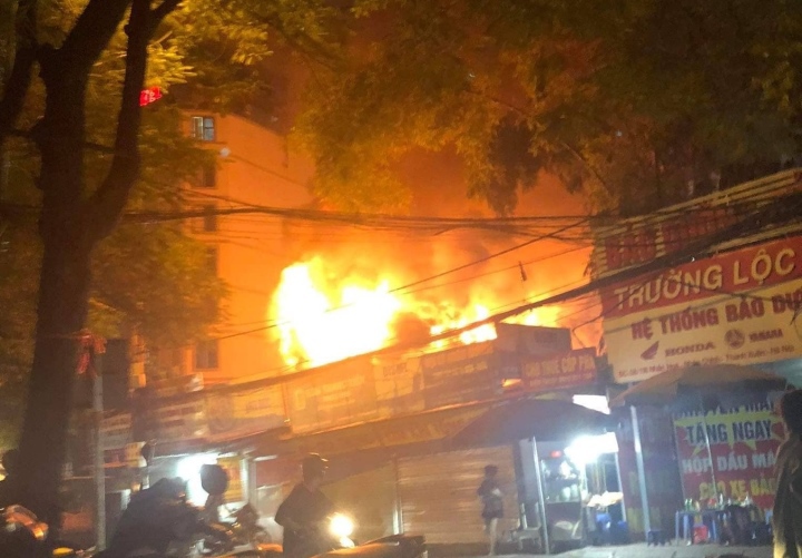 Cháy lớn dãy nhà trên phố Nhân Hòa, quận Thanh Xuân - Ảnh 3