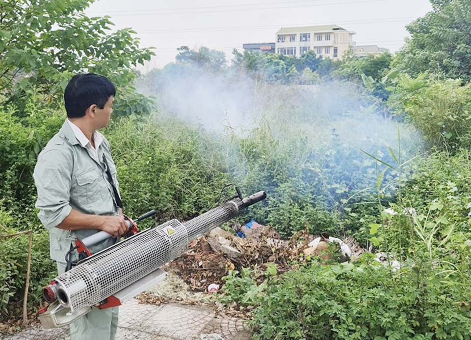 Phun thuốc diệt muỗi tại c&aacute;c điểm c&ocirc;ng cộng c&oacute; nguy cơ cao.