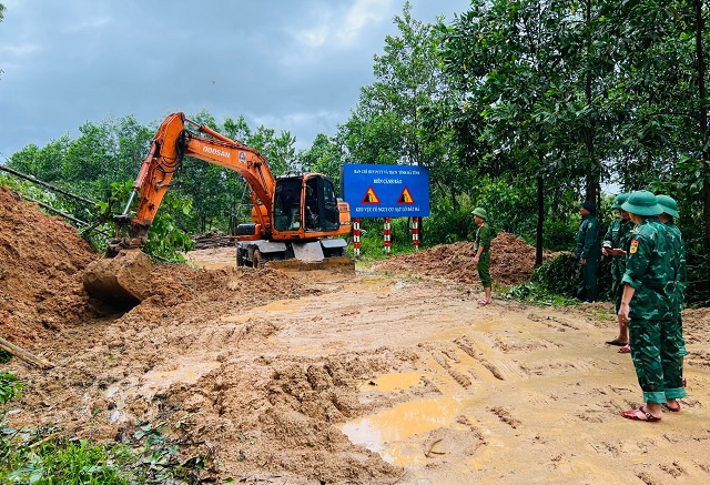 Lực lượng Bộ đội Bi&ecirc;n ph&ograve;ng H&agrave; Tĩnh v&agrave; c&aacute;c địa phương đang gấp r&uacute;t giải tỏa, thu dọn đất đ&aacute; bị sạt lở tại nhiều tuyến đường khu vực bi&ecirc;n giới&nbsp;&nbsp;