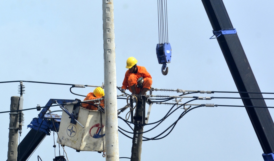 Ng&agrave;nh điện lực Quảng Trị cũng nỗ lực hỗ trợ, nhanh ch&oacute;ng khắc phục c&aacute;c sự cố, gi&uacute;p người d&acirc;n sớm ổn định cuộc sống v&agrave; đảm bảo cho h&agrave;ng trăm tấn hải sản h&agrave;ng h&oacute;a kh&ocirc;ng bị hư hại.