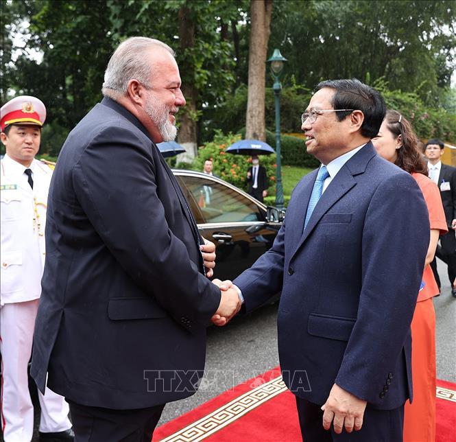Thủ tướng Phạm Minh Ch&iacute;nh đ&oacute;n Thủ tướng nước Cộng h&ograve;a Cuba Manuel Marrero Cruz. Ảnh: TTXVN