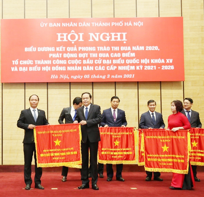 Viện trưởng Viện Quy hoạch xây dựng Hà Nội Lưu Quang Huy nhận Cờ thi đua của Chính phủ dành cho“Đơn vị xuất sắc phong trào thi đua năm 2020”. Ảnh: VQHXD