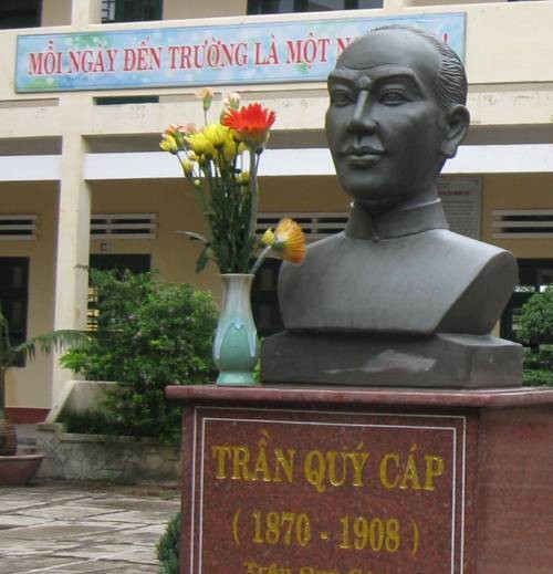 Tượng Trần Quý Cáp tại một ngôi trường ở Đà Nẵng.