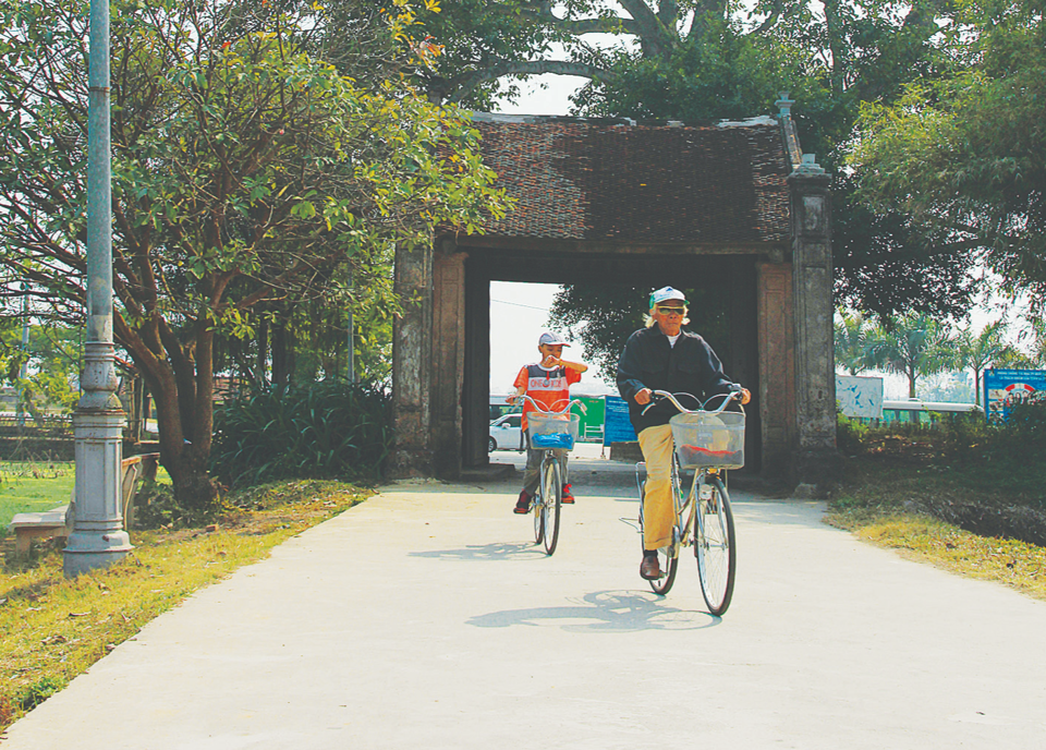 Du khách đạp xe tham quan làng cổ Đường Lâm, Hà Nội. Ảnh: Công Hùng