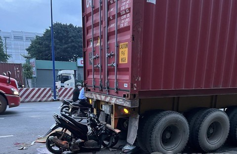 Tai nạn giao thông hôm nay (30/9): Bị xe tải kéo lê 10m, nữ sinh chết - Ảnh 1