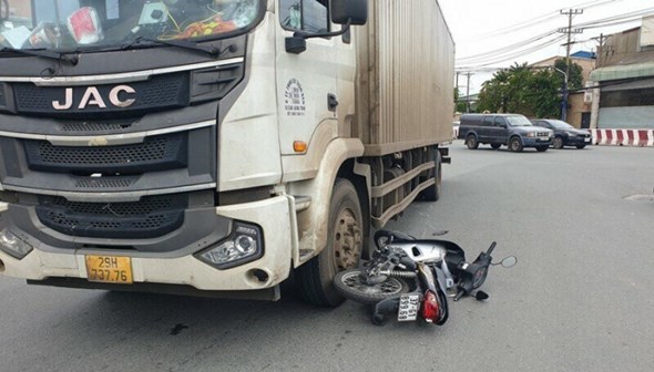Tai nạn giao thông hôm nay (30/9): Bị xe tải kéo lê 10m, nữ sinh chết - Ảnh 2
