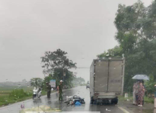 Tai nạn giao thông hôm nay (30/9): Bị xe tải kéo lê 10m, nữ sinh chết - Ảnh 3