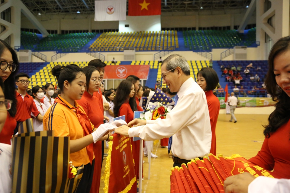 B&iacute; thư quận uỷ Ba Đ&igrave;nh Ho&agrave;ng Minh Dũng Tiến tặng cờ lưu niệm cho c&aacute;c đo&agrave;n tham dự Đại hội.