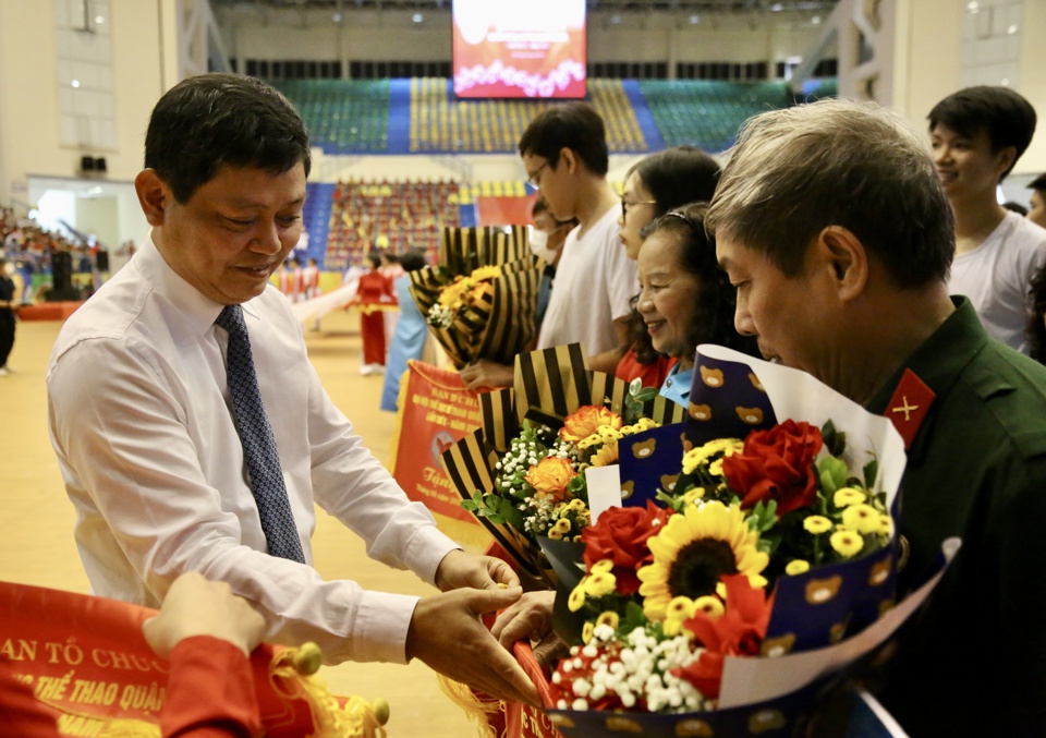Chủ tịch UBND quận Ba Đ&igrave;nh Tạ Nam Chiến tặng hoa cho c&aacute;c đo&agrave;n tham dự Đại hội.