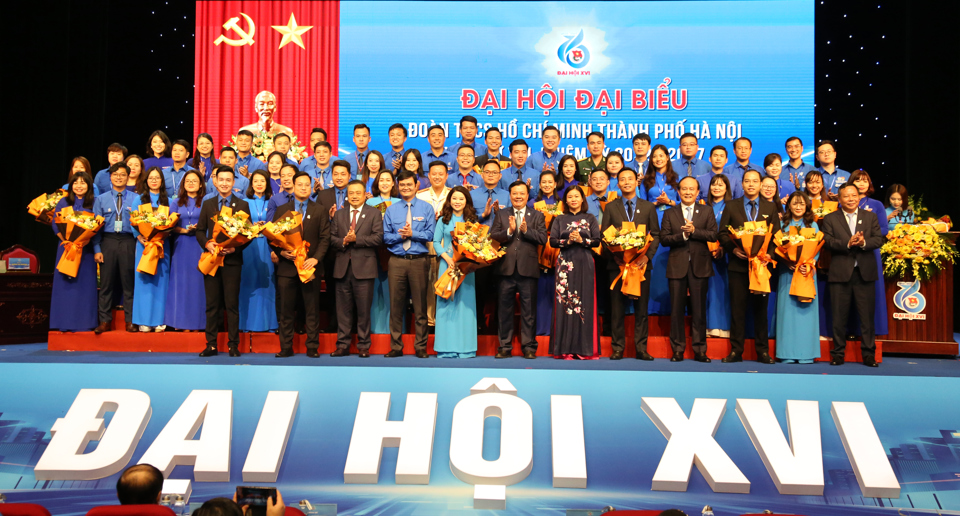 Các đồng chí lãnh đạo T.Ư và TP Hà Nội với Ban Chấp hành Đoàn Thanh niên cộng sản Hồ Chí Minh TP Hà Nội khóa XVI.  Ảnh: Thanh Hải