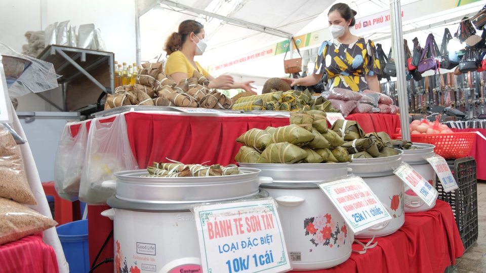 Sản phẩm OCOP được trưng b&agrave;y, giới thiệu trong một hội chợ tổ chức tại Khu đ&ocirc; thị Royal City (quận Thanh Xu&acirc;n, TP H&agrave; Nội). Ảnh: L&acirc;m Nguyễn.