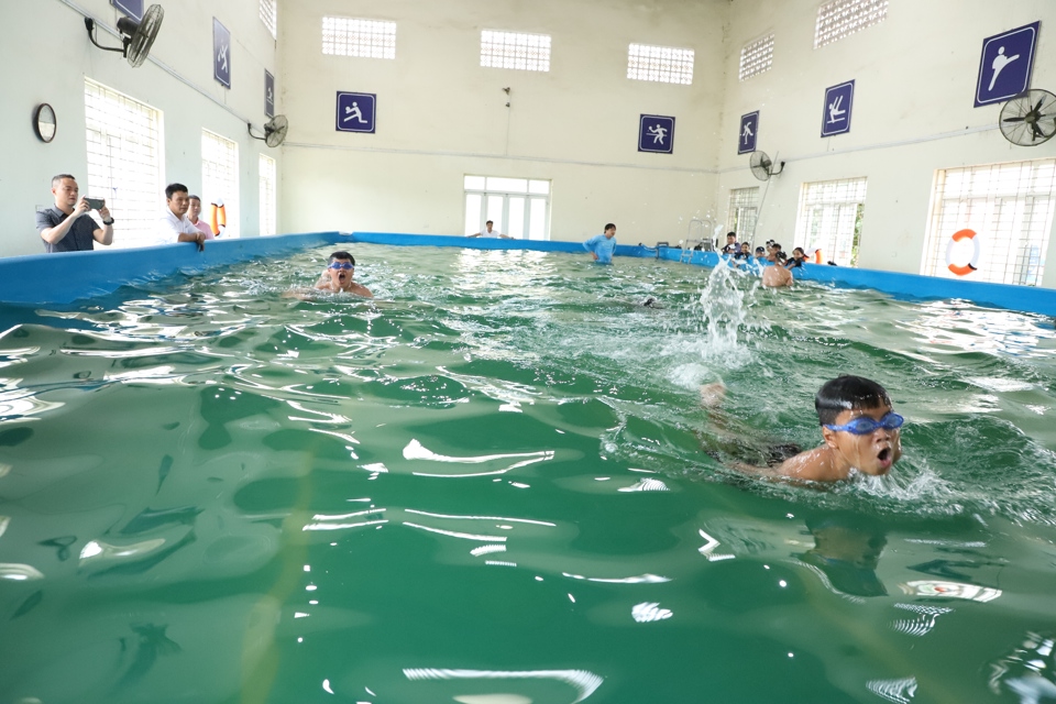 91% trẻ em huyện Thường T&iacute;n biết bơi th&ocirc;ng qua lớp học miễn ph&iacute;