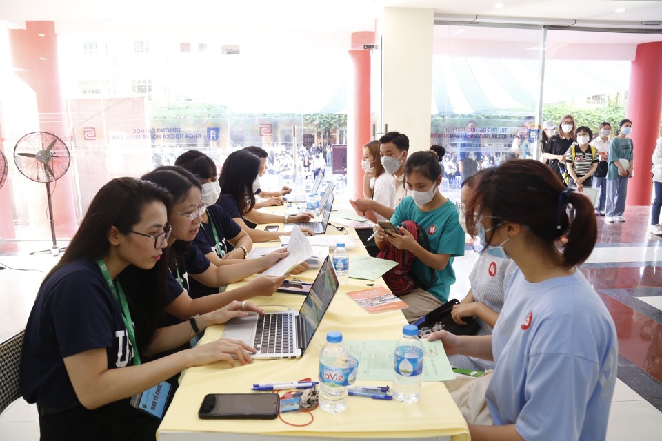 Tân sinh viên ĐH Khoa học xã hội và nhân văn (ĐH Quốc gia Hà Nội) làm thủ tục nhập trường (Ảnh: FBNT)