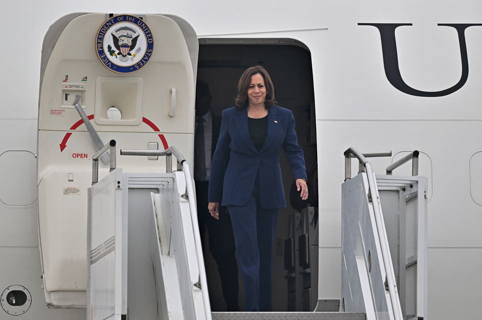 Ph&oacute; Tổng thống Mỹ Kamala Harris đến căn cứ Kh&ocirc;ng qu&acirc;n Osan ở Pyeongtaek v&agrave;o ng&agrave;y 29/9/2022. Ảnh: Reuters