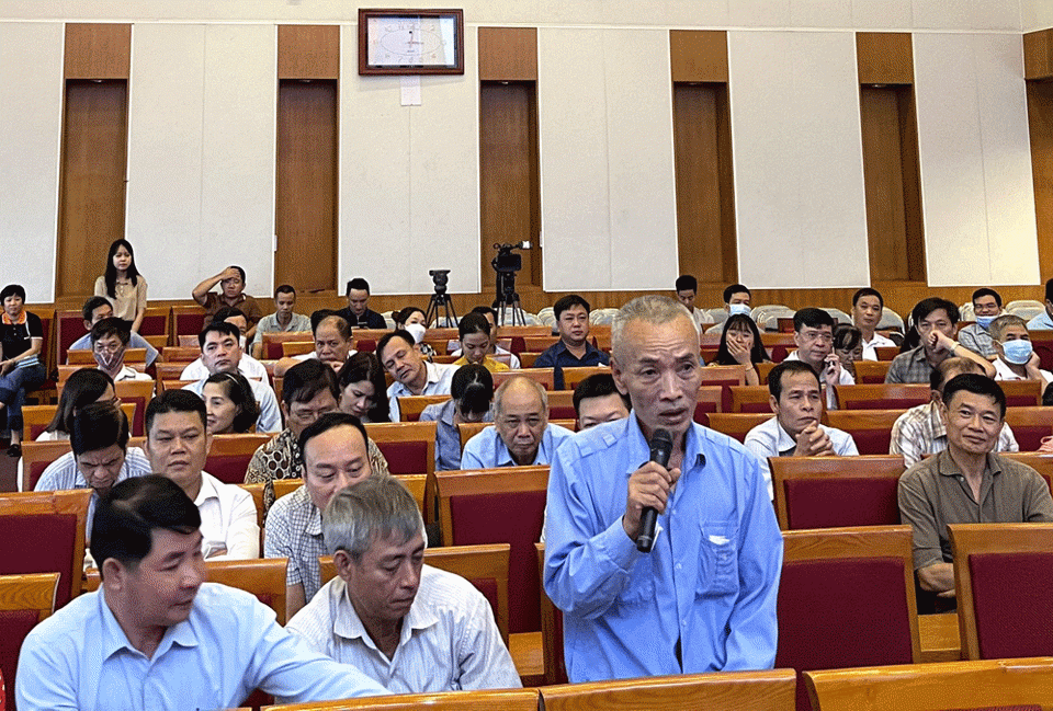 Cử tri phường Đồng Mai, quận H&agrave; Đ&ocirc;ng ph&aacute;t biểu tại hội nghị.