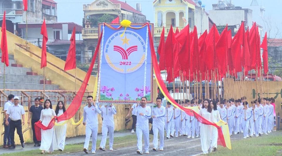 Lễ khai mạc Đại hội được diễn ra với nhiều nội dung sống động v&agrave; cuốn h&uacute;t với phần diễu h&agrave;nh biểu dương lực lượng của 38 khối, gần 3.000 vận động vi&ecirc;n (VĐV) đại diện cho c&aacute;c ban, ng&agrave;nh, tổ chức ch&iacute;nh trị - x&atilde; hội, học sinh c&aacute;c trường học v&agrave; Nh&acirc;n d&acirc;n 21 x&atilde;, thị trấn tr&ecirc;n địa b&agrave;n.