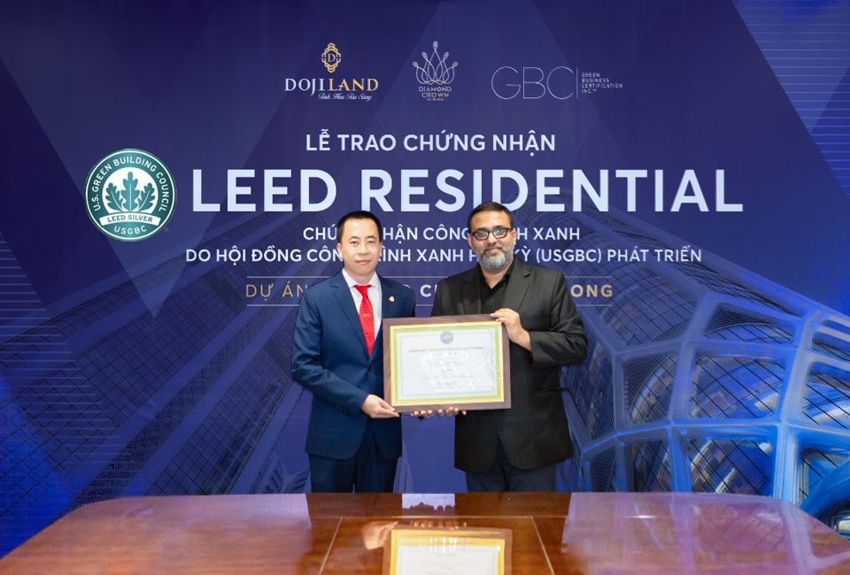 Đại diện GBCI trao chứng chỉ LEED Residential cho dự &aacute;n Diamond Crown Hai Phong cho DOJI LAND