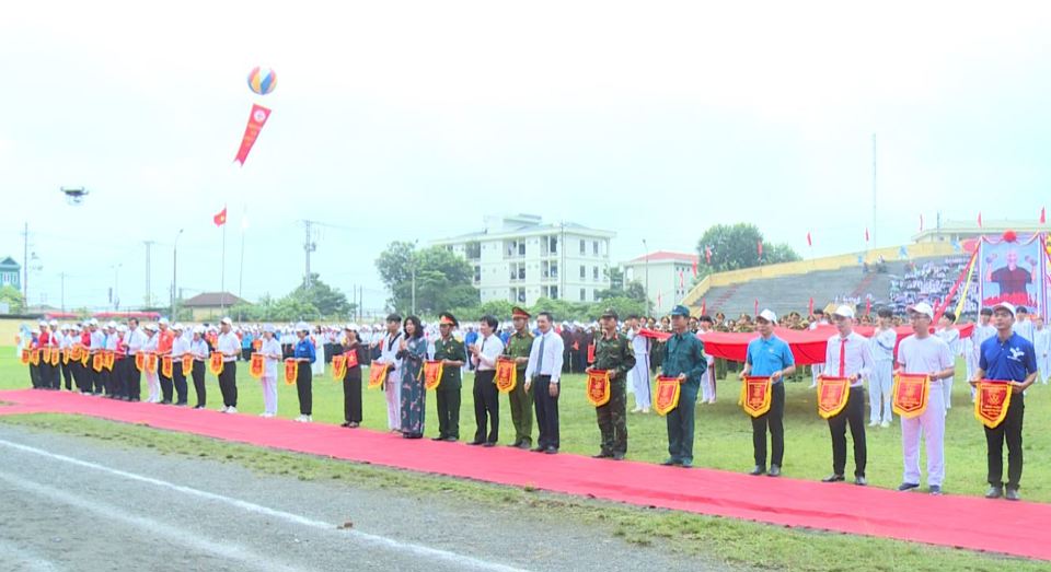 Nh&acirc;n dịp n&agrave;y, Ban tổ chức tặng cờ lưu niệm cho c&aacute;c đo&agrave;n tham gia đại hội; UBND huyện khen thưởng 22 tập thể v&agrave; 20 c&aacute; nh&acirc;n c&oacute; th&agrave;nh t&iacute;ch tổ chức tốt Đại hội TDTT cấp cơ sở năm 2022.