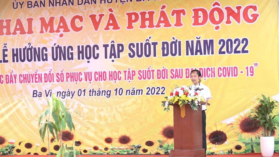 Ph&oacute; Chủ tịch UBND huyện Ba V&igrave; Nguyễn Đức Anh ph&aacute;t biểu tại buổi lễ khai mạc.