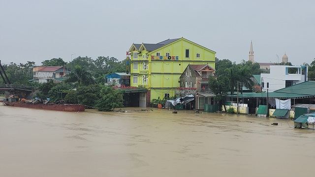 Nước lũ ở H&agrave; Tĩnh r&uacute;t chậm, c&aacute;c địa phương đang tập trung nhiều biện ph&aacute;p ứng ph&oacute; với mưa lũ