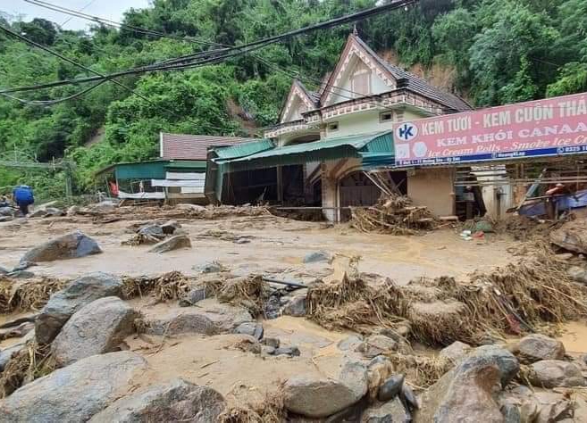 Nh&igrave;n khối đất đ&aacute; trơ trọi sau cơn lũ qu&eacute;t đủ để h&igrave;nh dung sự khủng khiếp tới mức n&agrave;o.