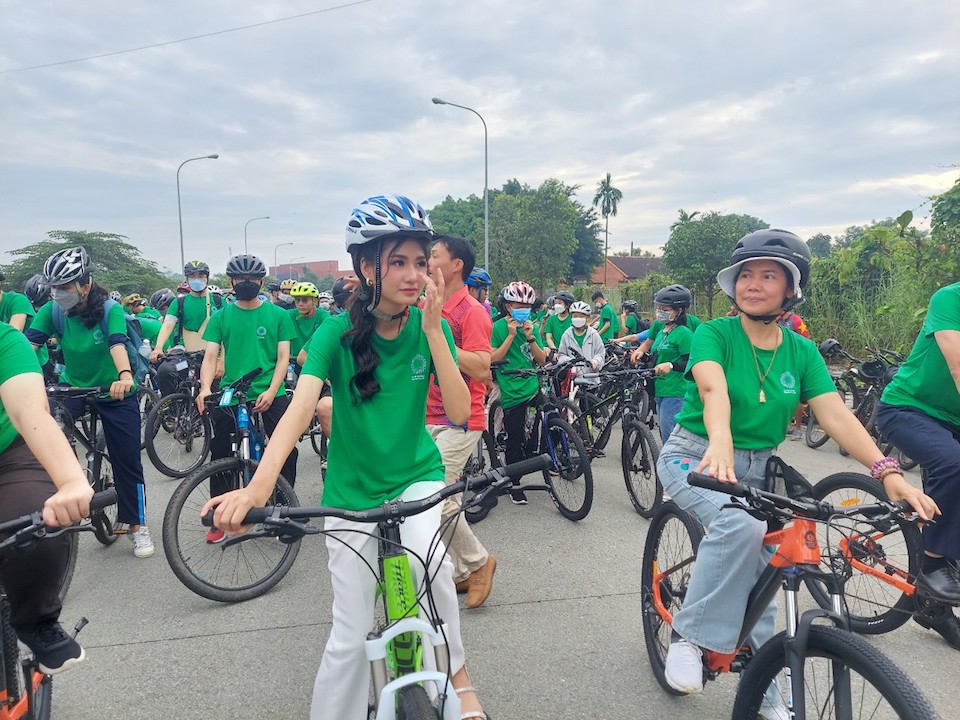 Miss Môi School 2022 Nguyen Thanh Hà tích ร่วมกิจกรรม “ปั่นจักรยาน vì champ môi”  ภาพถ่าย: “Cu;  แขวน