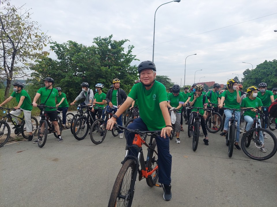 นาเกรฟ;  báo Ta Viet Anh - ประธานคณะกรรมการกองทุน AFV thích thú มีส่วนร่วมในโปรแกรมการปั่นจักรยาน และการปั่นจักรยานยังช่วยเหลือเยาวชนอีกด้วย  ภาพถ่าย: “Cu;  แขวน