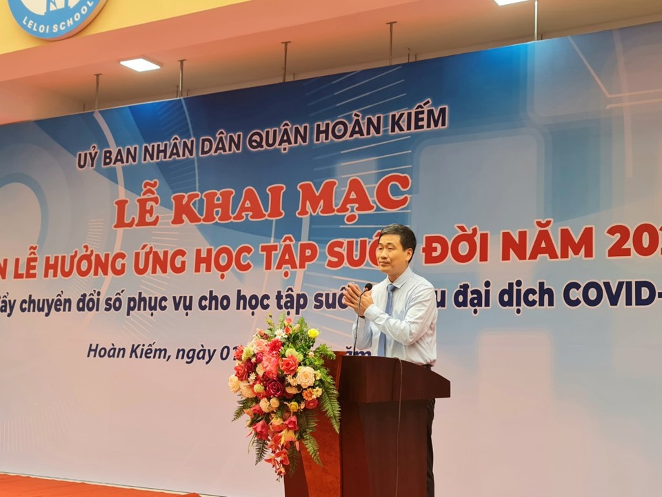 Ph&oacute; Chủ tịch UBND quận Ho&agrave;n Kiếm Nguyễn Quốc Ho&agrave;n ph&aacute;t biểu tại buổi lễ