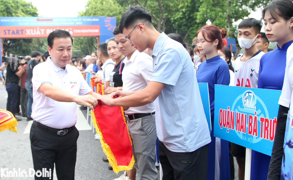 Ph&oacute; Chủ tịch UBND TP Chử Xu&acirc;n Dũng tặng cờ lưu niệm cho c&aacute;c đo&agrave;n tham dự cuộc thi chung kết.