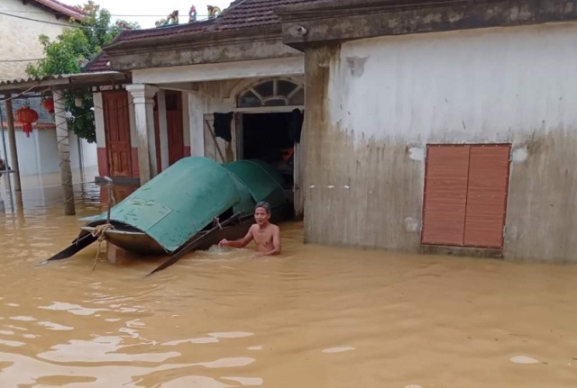 H&agrave;ng trăm hộ d&acirc;n v&ugrave;ng ngo&agrave;i đ&ecirc; La Giang, huyện Đức Thọ đang bị ngập s&acirc;u trong lũ