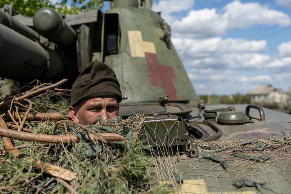 Một người l&iacute;nh Ukraine tại th&agrave;nh phố tiền tuyến Lyman, v&ugrave;ng Donetsk, Ukraine ng&agrave;y 28/4. Ảnh: Reuters