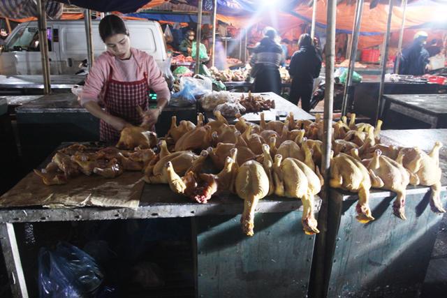 Tiểu thương kinh doanh thịt g&agrave; tại chợ đầu mối Minh Khai (quận Bắc Từ Li&ecirc;m, TP H&agrave; Nội). Ảnh: L&acirc;m Nguyễn
