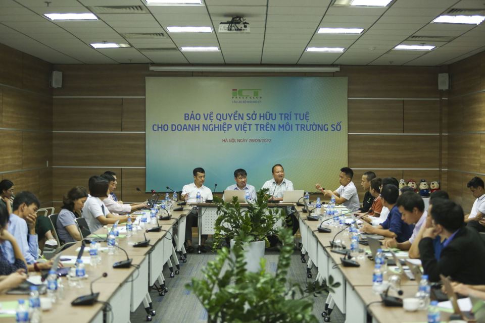 Quang cảnh buổi tọa đàm “Bảo vệ quyền sở hữu trí tuệ cho doanh nghiệp Việt trên môi trường số”. Ảnh: Xuân Mai