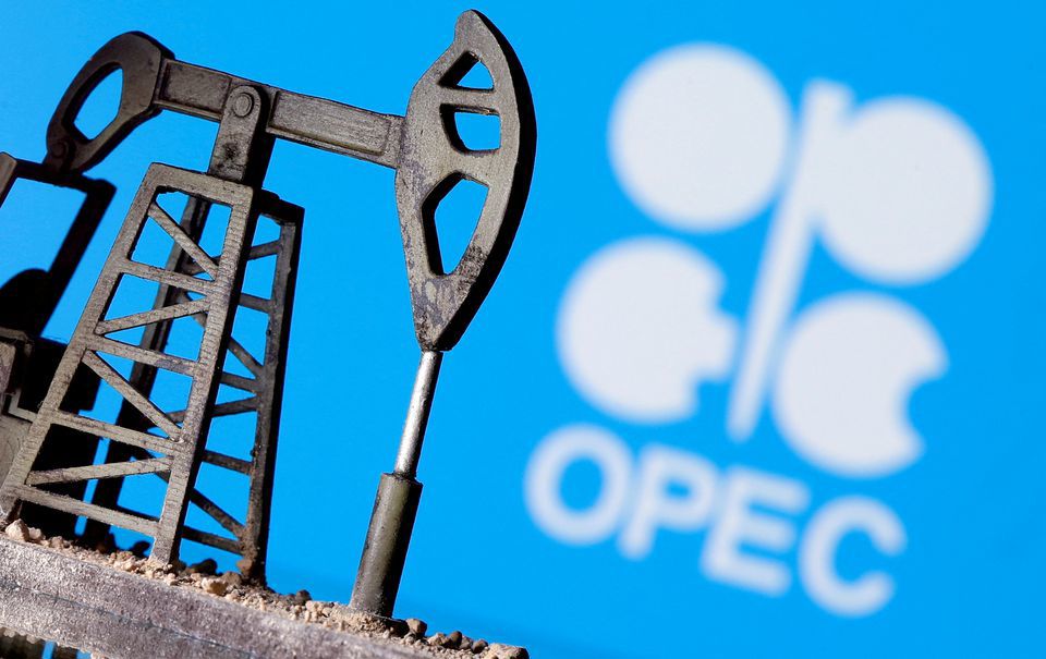 OPEC+ nhiều khả năng sẽ c&acirc;n nhắc cắt giảm sản lượng hơn 1 triệu th&ugrave;ng/ng&agrave;y tại cuộc họp ch&iacute;nh s&aacute;ch giữa tuần n&agrave;y để hỗ trợ gi&aacute; dầu. Ảnh: Reuters