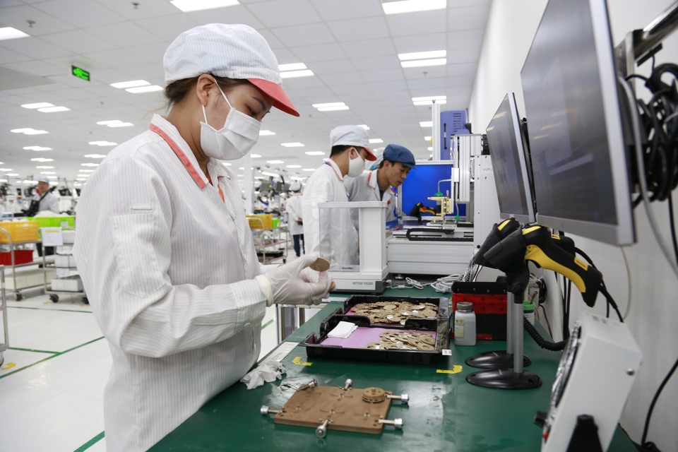 Sản xuất linh kiện điện tử xuất khẩu tại khu công nghệ cao Hòa Lạc. Ảnh: Thanh Hải