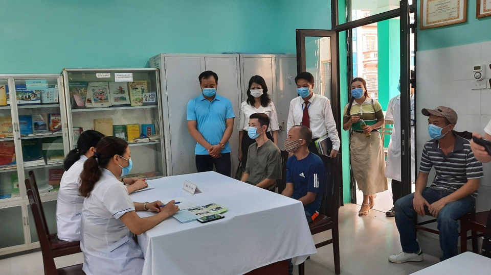 Trạm Y tế phường Mai Dịch, quận Cầu Giấy tư vấn cho người cai nghiện ma t&uacute;y trở về cộng đồng. Ảnh: Trần Oanh