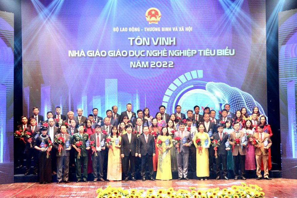54 nh&agrave; gi&aacute;o&nbsp;gi&aacute;o dục nghề nghiệp ti&ecirc;u biểu được vinh danh tại Lễ kỷ niệm Ng&agrave;y Kỹ năng lao động Việt Nam năm 2022.