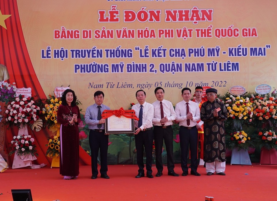 Quận Nam Từ Li&ecirc;m đ&oacute;n nhận Bằng Di sản văn h&oacute;a di sản phi vật thể quốc gia "Lễ kết chạ Ph&uacute; Mỹ- Kiều Mai".