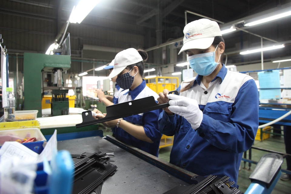 Sản xuất phụ kiện xe máy tại Công ty TNHH nhựa Hạ Long, Sóc Sơn. Ảnh: Thanh Hải