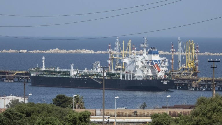 T&agrave;u chở dầu San Sebastian được cập cảng tại nh&agrave; m&aacute;y lọc dầu ISAB thuộc sở hữu của Nga gần Syracuse, Sicily, ng&agrave;y 31/5/2022. Ảnh: AP