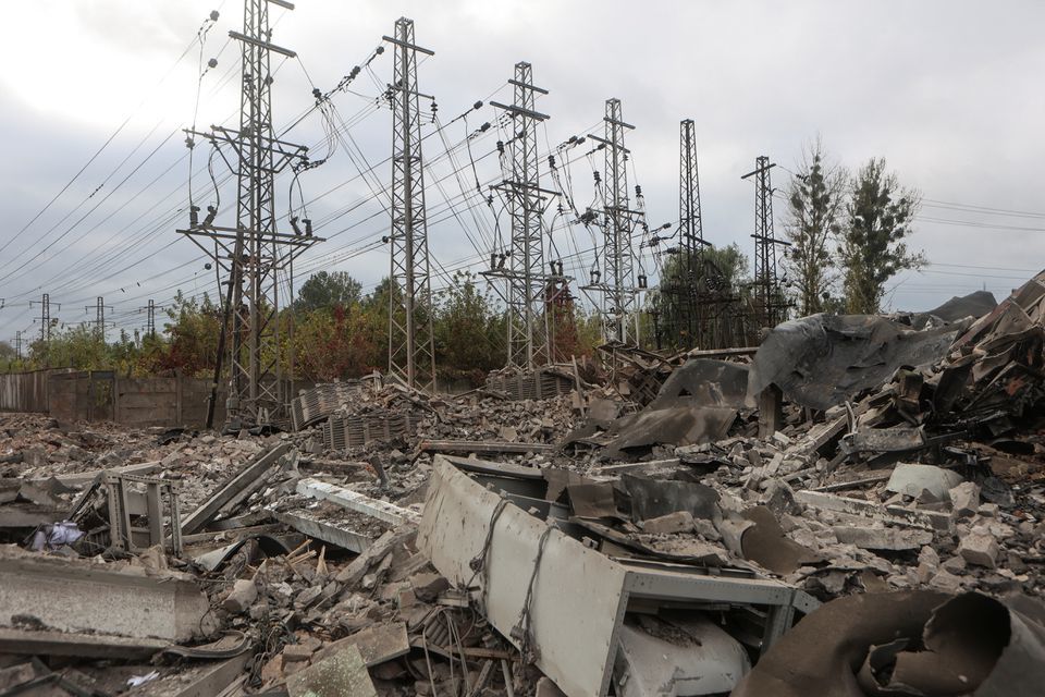 Một trạm biến &aacute;p điện bị ph&aacute; hủy bởi một cuộc tấn c&ocirc;ng của qu&acirc;n đội Nga, giữa cuộc tấn c&ocirc;ng của Nga v&agrave;o Ukraine, ở Kharkiv ng&agrave;y 4/10/2022. Ảnh: Reuters.&nbsp;