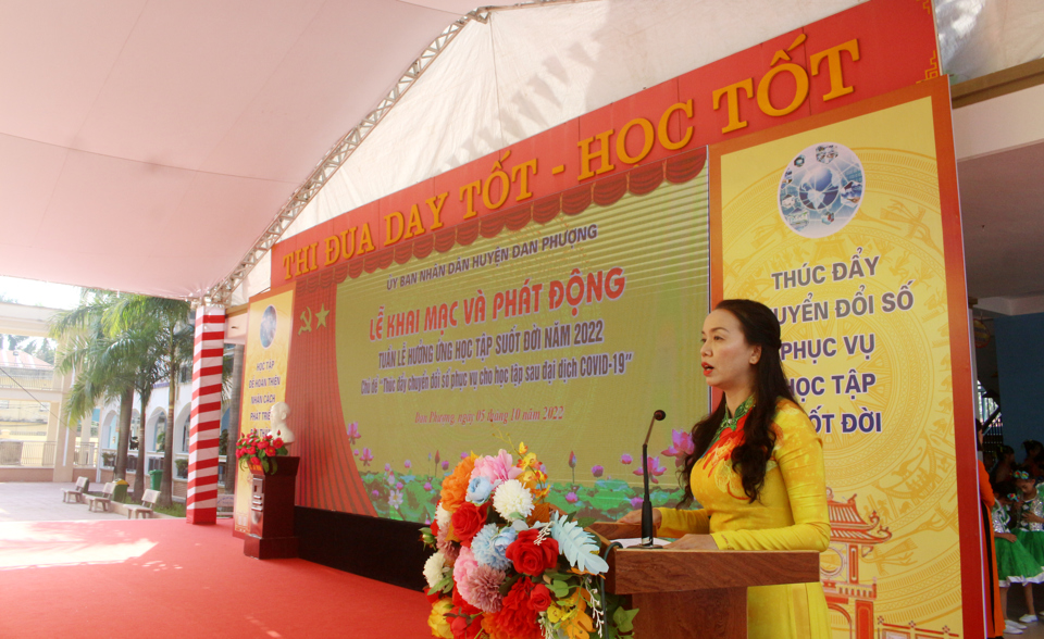 Trường ph&ograve;ng GD&amp;ĐT huyện Đan Phượng B&ugrave;i Thị Thu Hằng ph&aacute;t biểu tại buổi lễ.