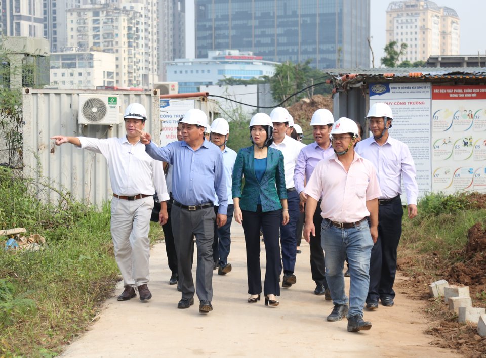 Phó Bí thư Thành ủy Nguyễn Văn Phong cùng đoàn công tác kiểm tra tiến độ xây dựng Cung Thiếu nhi Hà Nội. Ảnh: Toàn Kiên